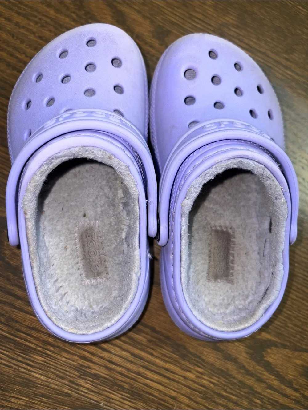 CROCS Kids Lavender Faux-Fur Lined Clogs. C8
